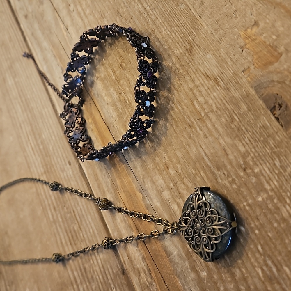 Set of 2 Vintage Style Necklaces.